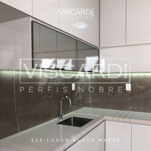 Acabamento Viscardi Para Parede Luxor 223 Black Matte Alumínio Anodizado - Imagem principal - 9aa24c26-8f00-45d3-aa65-487441b6cafe