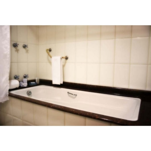 Banheira Acrilbath Individual Topline 155x79x42cm Com Hidromassagem Ouro Fino - Imagem principal - ce0f1874-64cc-4dd7-9947-7d5eb935e502