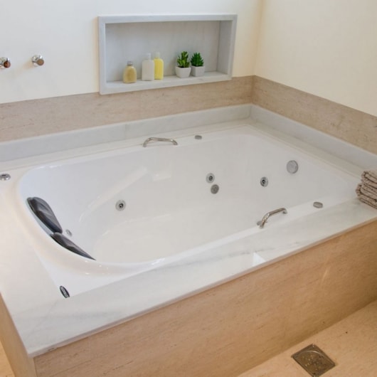 Banheira Acrílica Double Capri Super Luxo Astra 170x110x43cm - Imagem principal - 2231f5fc-188d-4acc-a7d1-8f4e1b30f70f