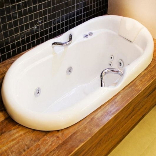 Banheira Acrilnew Semioval Premium 176x95cm Com Hidromassagem Ouro Fino - Imagem principal - a54e57c2-1c67-46f7-9698-bfe0a6d259a9
