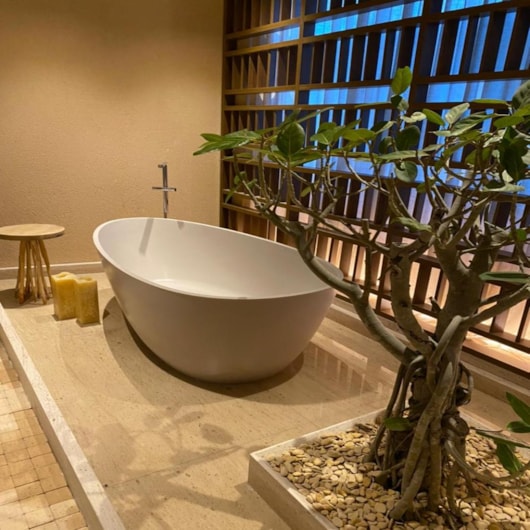Banheira De Imersão Duraquartz Angra Marfim Natural Com Giroacqua Lado EsquerdoPreto Fosco Sabbia - Imagem principal - 4db0ab34-6dd8-4fbe-a8a7-b0bcb8f7b34f