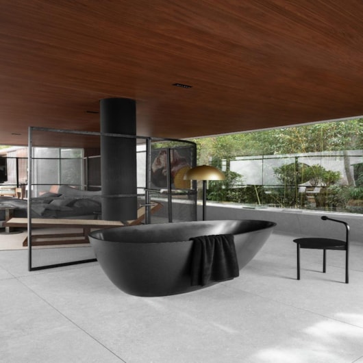 Banheira De Imersão Duraquartz Angra Preto Granito Com Sifão Externo Lado Esquerdo Dourado Sabbia - Imagem principal - 29464a1f-e5a3-485f-80a3-70da650ff5f3