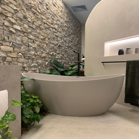 Banheira De Imersão Duraquartz Sampa Marfim Natural Com Válvula Click Preto Fosco Sabbia - Imagem principal - aa197d4b-e04d-4586-ad10-4ab3fc9f48d1