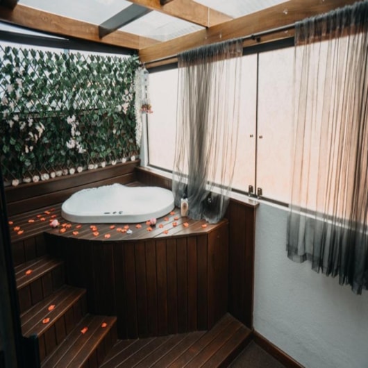 Banheira Ofurô Com Hidromassagem E Aquecedor Casa Inteligente Heatiro Dupla 140 Aquecimento Top Line Ouro Fino - Imagem principal - 31f87e13-b54b-418b-8663-31cfeddf13d4