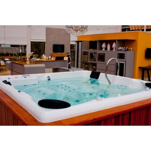 Deck De Madeira Para Spa Space Spacril Com Escada Ouro Fino - Imagem principal - 86dc6c27-a916-4fa9-888a-ca4496993827