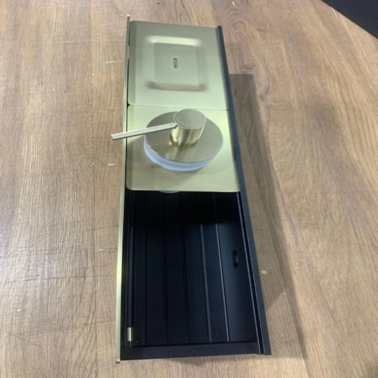 Dispenser De Sabão Para Canal Ouro Escovado Lexxa - Imagem principal - 33ad4bf2-2d93-4165-9aa8-df32a3a7ff48