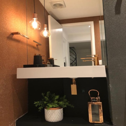 Lavatório Suspenso Duramatt Com Textura Friso Direito Arles Branco Fosco Acetinado Sabbia - Imagem principal - 8b01fe2d-be8e-4cc2-9db7-9d91d3bcff97