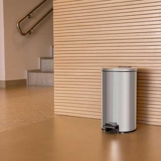 Lixeira Em Aço Inox Com Pedal Balde Interno Loop Polido Tramontina 5L - Imagem principal - fb5421f3-1d30-4022-aa4d-b8c2e8d4fd71