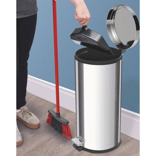 Lixeira Inox com Pedal Brasil com Acabamento Polido e Balde Interno Removível 30L Tramontina - Imagem principal - 5a6f9468-c931-4e05-ada4-46649c74f83c