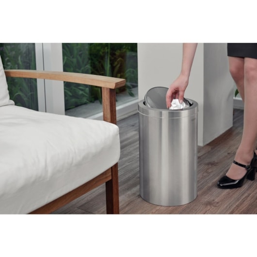 Lixeira Inox Swing com Acabamento Scotch Brite e Tampa Basculante 20 L Tramontina - Imagem principal - 0782eb12-cf3f-48b0-b517-7b6fe6b2229c