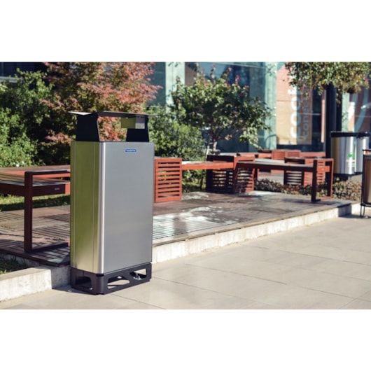 Lixeira Modena em Aço Inox com Acabamento Scotch Brite 80 L Tramontina - Imagem principal - 476a391e-f050-4fae-bd7c-133e2b6eb9ff