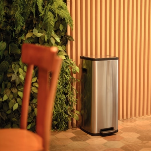 Lixeira Octos em Aço Inox com Balde Removível e Pedal Tramontina 20L  - Imagem principal - b731d028-903f-48b2-b8e1-021473858310