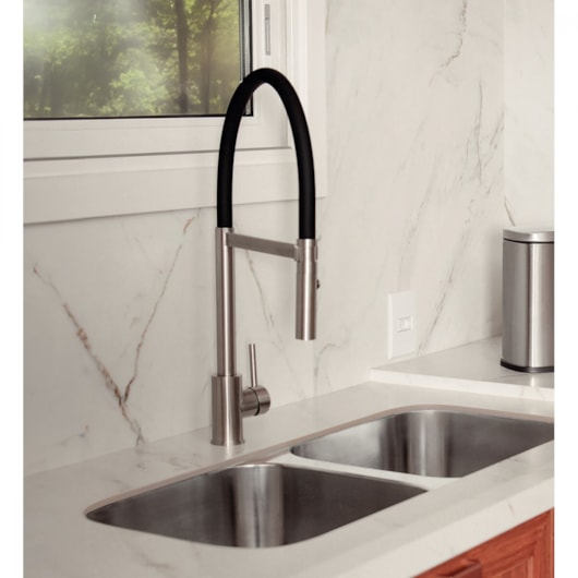 Misturador Monocomando de Mesa para Cozinha Versatille Black em Aço Inox com Mangueira de Silicone Preto Tramontina - Imagem principal - 225c902f-728e-4d7c-a78f-0c5639e9598f