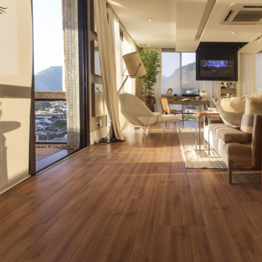 Piso Laminado Eucafloor Acqua Max Elegance Carvalho Chamonix 35,7x135,7cm - Imagem principal - 981a9c64-3269-47bd-926b-ff1a8e7f74b9