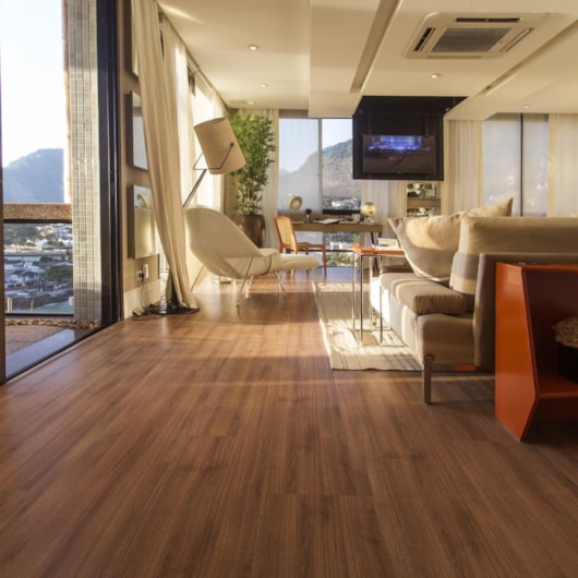 Piso Laminado Eucafloor Carvalho Chamonix Acqua Resist Max Elegance 35,7X135,7cm - Imagem principal - 82900d1b-44e2-4a00-835b-9c2212e7fe04