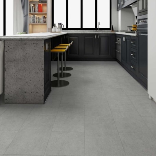 Piso Vinílico Biancogres Citta Office Cemento Grigio 2,5mm Capa 0,30 94x94cm - Imagem principal - 3c13147e-f381-42a6-b1d6-72e44013031f