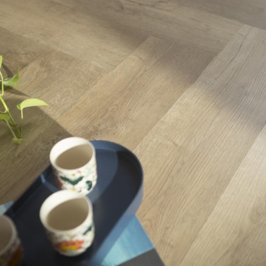 Piso Vinílico Eliane Floor Evoque Noz Colado 18,7x122,7cm - Imagem principal - 870a7c4b-b926-4c2a-9ec5-1554442cd32b