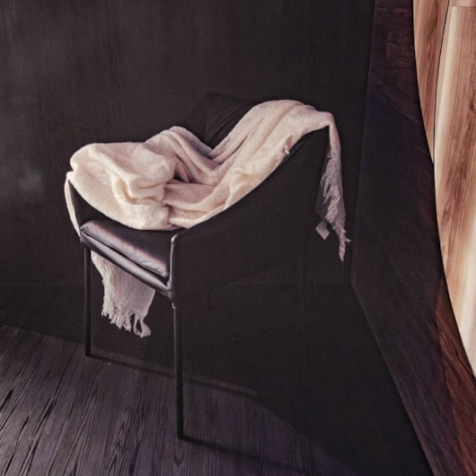 Piso Vinílico Eliane Floor Gaia Kairos Asfalto Colado 22,8x152,4cm - Imagem principal - 51267e7a-14b3-4c4f-870d-c14a9f5df268