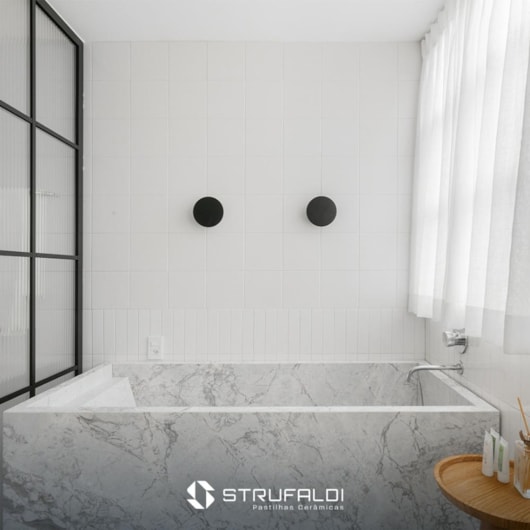 Revestimento Strufaldi White Brilhante 6x24cm Bold - Imagem principal - f538f9a3-4351-4472-a7c7-2ef3e5b0f866