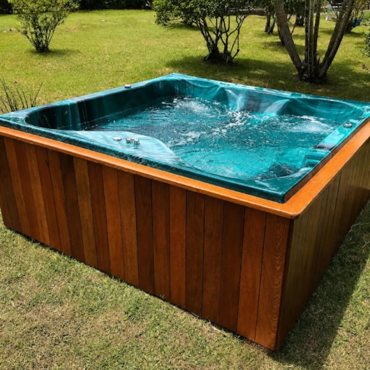 Spa Com Hidromassagem Flow Spacril Standard Verde Marmorizado Ouro Fino - Imagem principal - a61b8c9f-edb4-451f-b162-454d4232606c