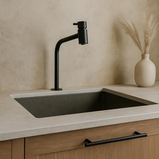 Torneira Bica Alta de Mesa p/Lavatório Bello Black Preto Fosco Romar - Imagem principal - c69f3977-4f13-4578-81ff-393c41292eca