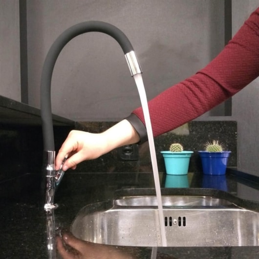 Torneira Para cozinha De Mesa Bica Média Flexível 1173 C36 Cromado/ Preto Meber - Imagem principal - 28820880-7f24-4475-818e-7049c6e426a8